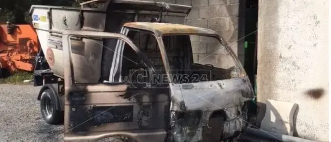 Roccella, a fuoco un mezzo per la raccolta differenziata