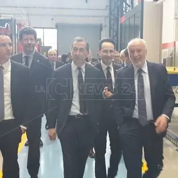 Il sindaco di Milano nello stabilimento Hitachi a Reggio: «Lavoro eccellente»