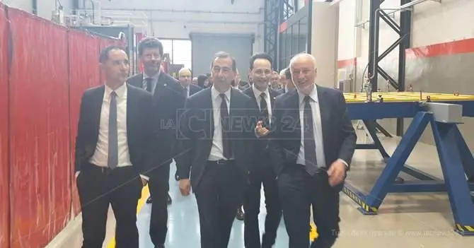 Il sindaco di Milano nello stabilimento Hitachi a Reggio: «Lavoro eccellente»