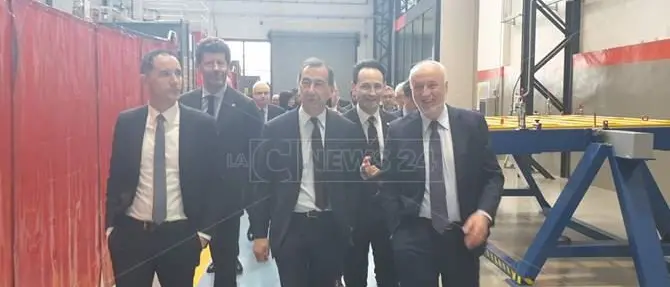 Il sindaco di Milano nello stabilimento Hitachi a Reggio: «Lavoro eccellente»