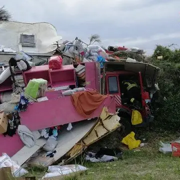 Automezzo perde il controllo e finisce fuori strada, ferito il conducente