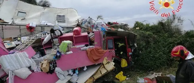Automezzo perde il controllo e finisce fuori strada, ferito il conducente
