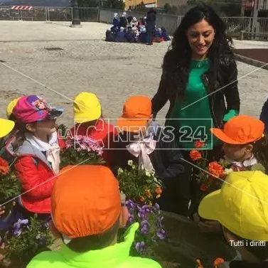 I bambini di Donnici festeggiano l'arrivo della primavera
