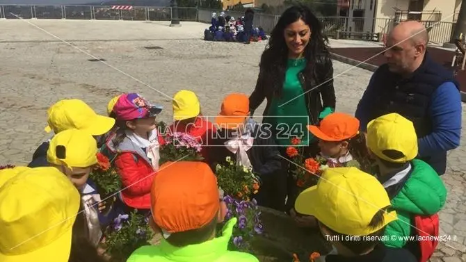 I bambini di Donnici festeggiano l'arrivo della primavera