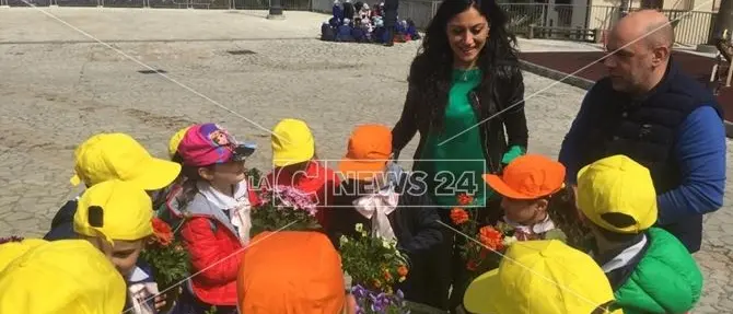 I bambini di Donnici festeggiano l'arrivo della primavera