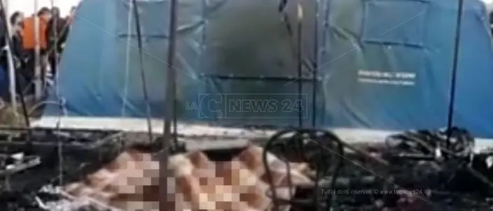 Il fuoco uccide ancora a San Ferdinando. Incendio alla nuova tendopoli: un morto