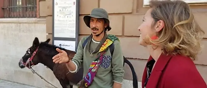 In viaggio con la sua asina per portare un messaggio di pace