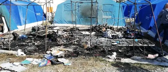 È un 32enne senegalese la vittima dell'ennesimo incendio alla tendopoli