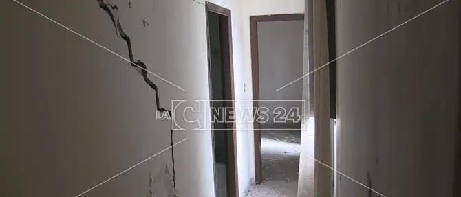 Cosenza, l’incubo di vivere con accanto un palazzo a rischio crollo