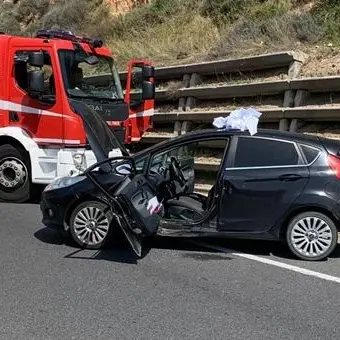 Scontro tra due auto sulla statale 106, un ferito
