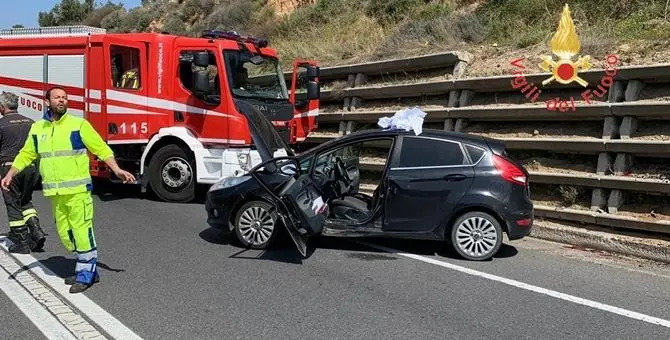 Scontro tra due auto sulla statale 106, un ferito