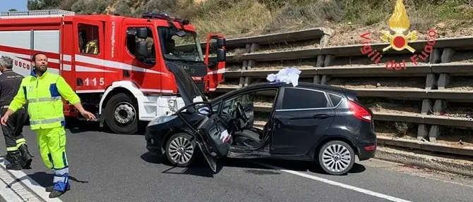 Scontro tra due auto sulla statale 106, un ferito