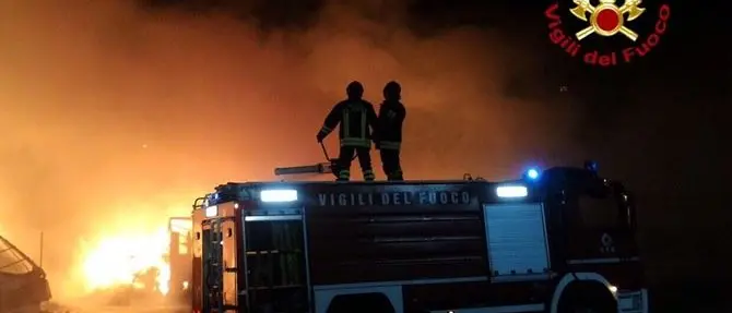Tirreno cosentino, danneggiati isola ecologica e mezzi di raccolta rifiuti