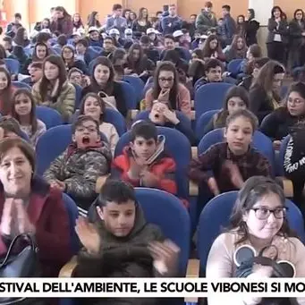 La lezione di 300 alunni in difesa del pianeta: «Odiare la plastica»