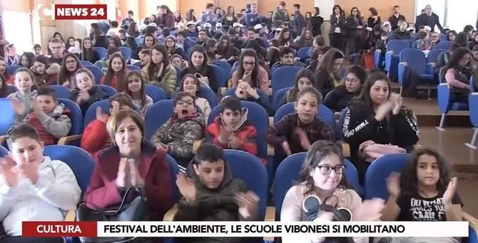 La lezione di 300 alunni in difesa del pianeta: «Odiare la plastica»