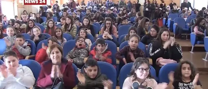 La lezione di 300 alunni in difesa del pianeta: «Odiare la plastica»