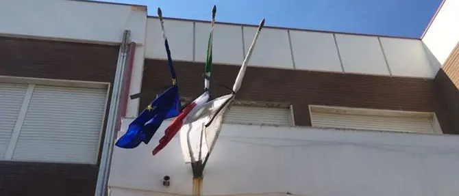 A Marina di Gioiosa bandiere issate a lutto, comune ancora commissariato