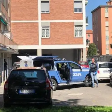 Tragedia a Bologna: due fratellini precipitano dall'ottavo piano e muoiono