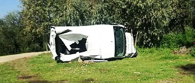 Usano un escavatore come ariete e danno fuoco ad un magazzino agricolo