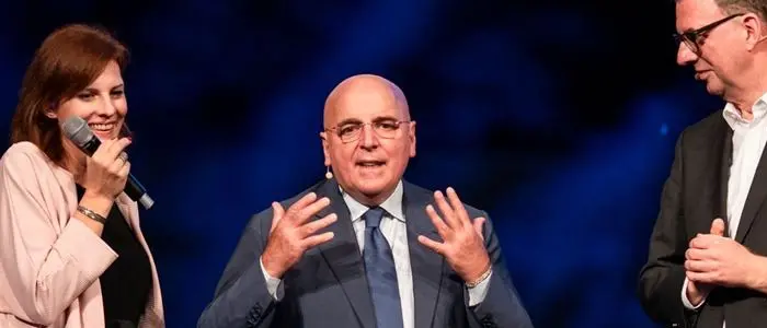 Le “api” ronzano intorno al bando da 2,8 mln. I passi falsi della Regione alimentano i timori