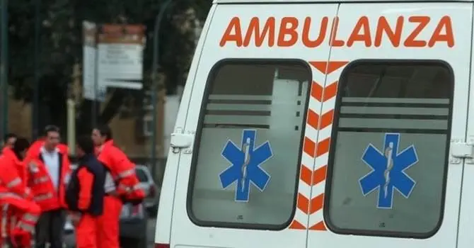 Utilizza l'ambulanza per portare i cani a fare i bisogni, avviata indagine interna