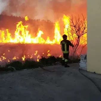 Incendio divampa a Catanzaro, danni a un capannone