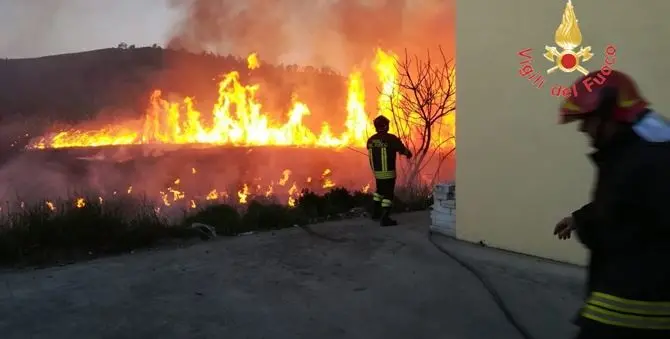 Incendio divampa a Catanzaro, danni a un capannone