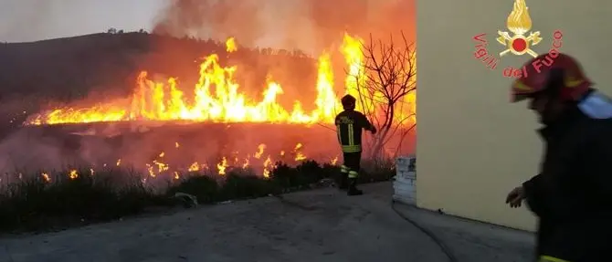 Incendio divampa a Catanzaro, danni a un capannone