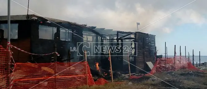 Catanzaro, incendio al lido Ionio: non era la 'ndrangheta ma il cognato