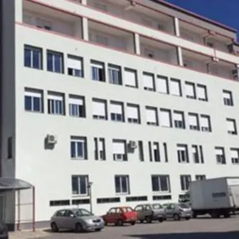 Ascensore guasto e obitorio irraggiungibile, la salma resta in reparto