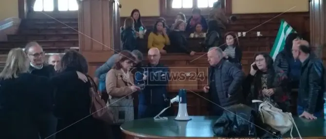 Reggio, la protesta delle cooperative sociali si sposta in Comune