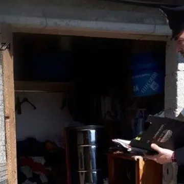 Seviziava la compagna e costringeva il cognato a vivere coi maiali