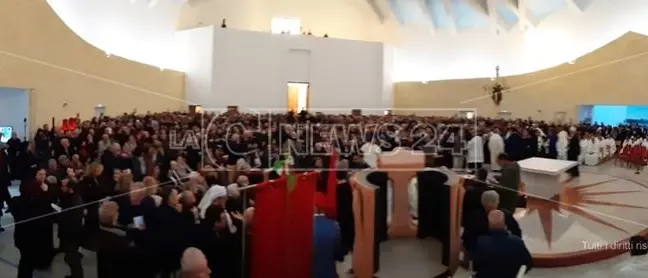 Dedicata a San Benedetto la prima cattedrale d’acciaio in Italia, bagno di folla a Lamezia