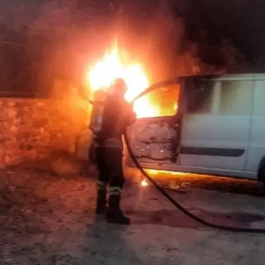 Lamezia, in fiamme furgone di una ditta