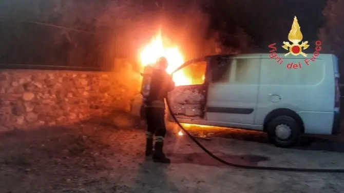 Lamezia, in fiamme furgone di una ditta