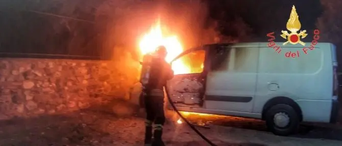 Lamezia, in fiamme furgone di una ditta