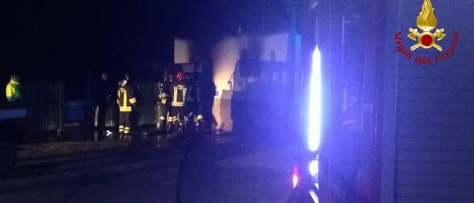 Muore mentre tenta di spegnere un incendio in azienda a Isola Capo Rizzuto