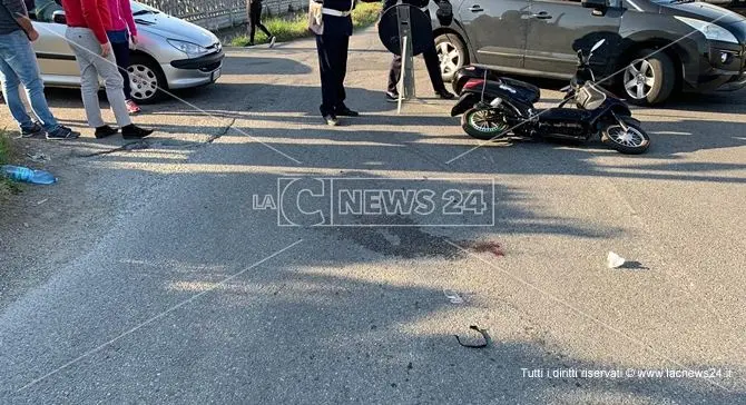 Rende, scontro tra un'auto e uno scooter: un ferito