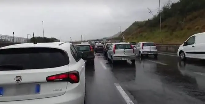 Tamponamento a catena, traffico in tilt allo svincolo di Reggio