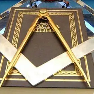 «Mafia, massoneria, politica e servizi governati da una cupola segreta di invisibili»