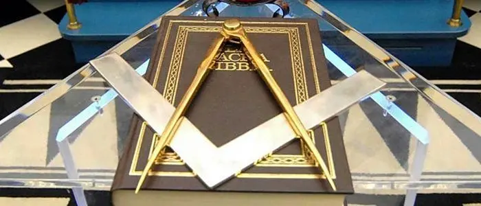 «Mafia, massoneria, politica e servizi governati da una cupola segreta di invisibili»