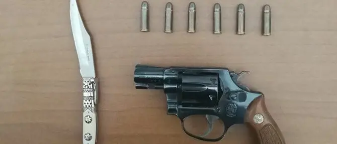 Sorpreso in auto con una rivoltella, arrestato 62enne catanzarese
