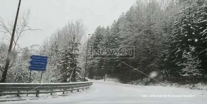 Il lungo inverno della Sila, nevica oltre i mille metri