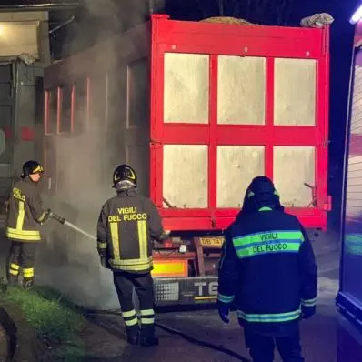 In fiamme autotreno carico di legname, paura a Rose