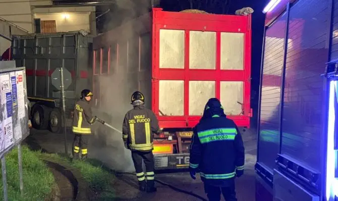 In fiamme autotreno carico di legname, paura a Rose