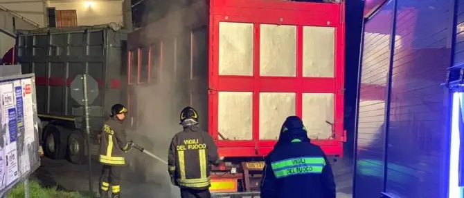 In fiamme autotreno carico di legname, paura a Rose