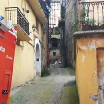 Pericolo crollo nel centro storico di Cosenza, intervengono i vigili del fuoco