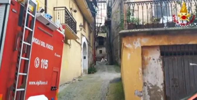 Pericolo crollo nel centro storico di Cosenza, intervengono i vigili del fuoco