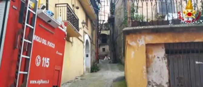 Pericolo crollo nel centro storico di Cosenza, intervengono i vigili del fuoco
