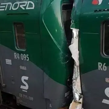 Scontro frontale tra treni sulla linea Milano-Asso, feriti